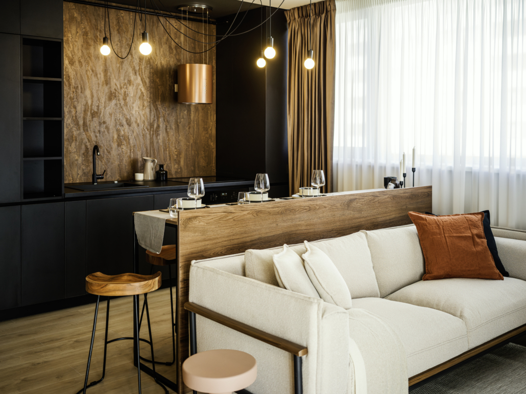 design rezidențial Living modern cu registru cromatic închis, texturi naturale și detalii care aduc profunzime și eleganță spațiului.