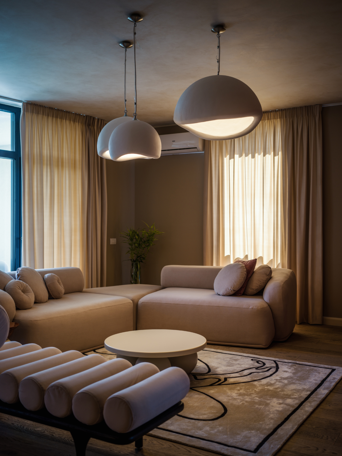 design rezidențial Living contemporan definit de linii curate și forme rotunjite, echilibru între funcționalitate și estetică, cu accente calde și atmosferă primitoare.
