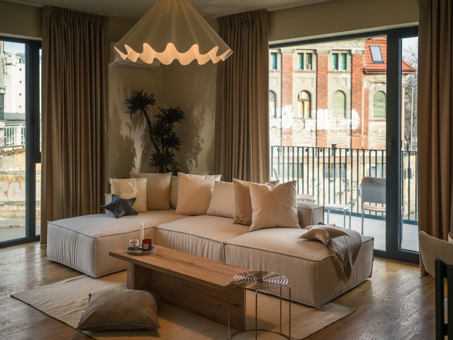 design rezidențial Design interior contemporan și expresiv, cu living centrat pe canapea modulară și corp de iluminat sculptural, dining integrat în insula bucătăriei și dormitor cu accente din lemn și mobilier minimalist.