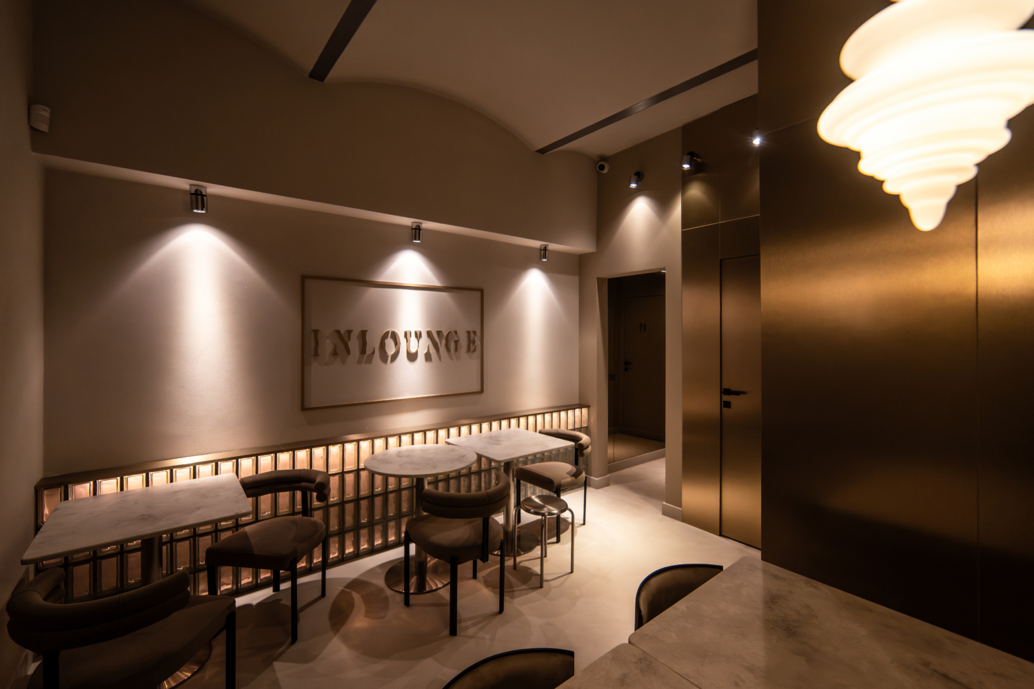 design comercial Bistro INLOUNGE – proiect de design interior contemporan și funcțional, unde detaliile arhitecturale și materialele naturale definesc experiența vizuală.